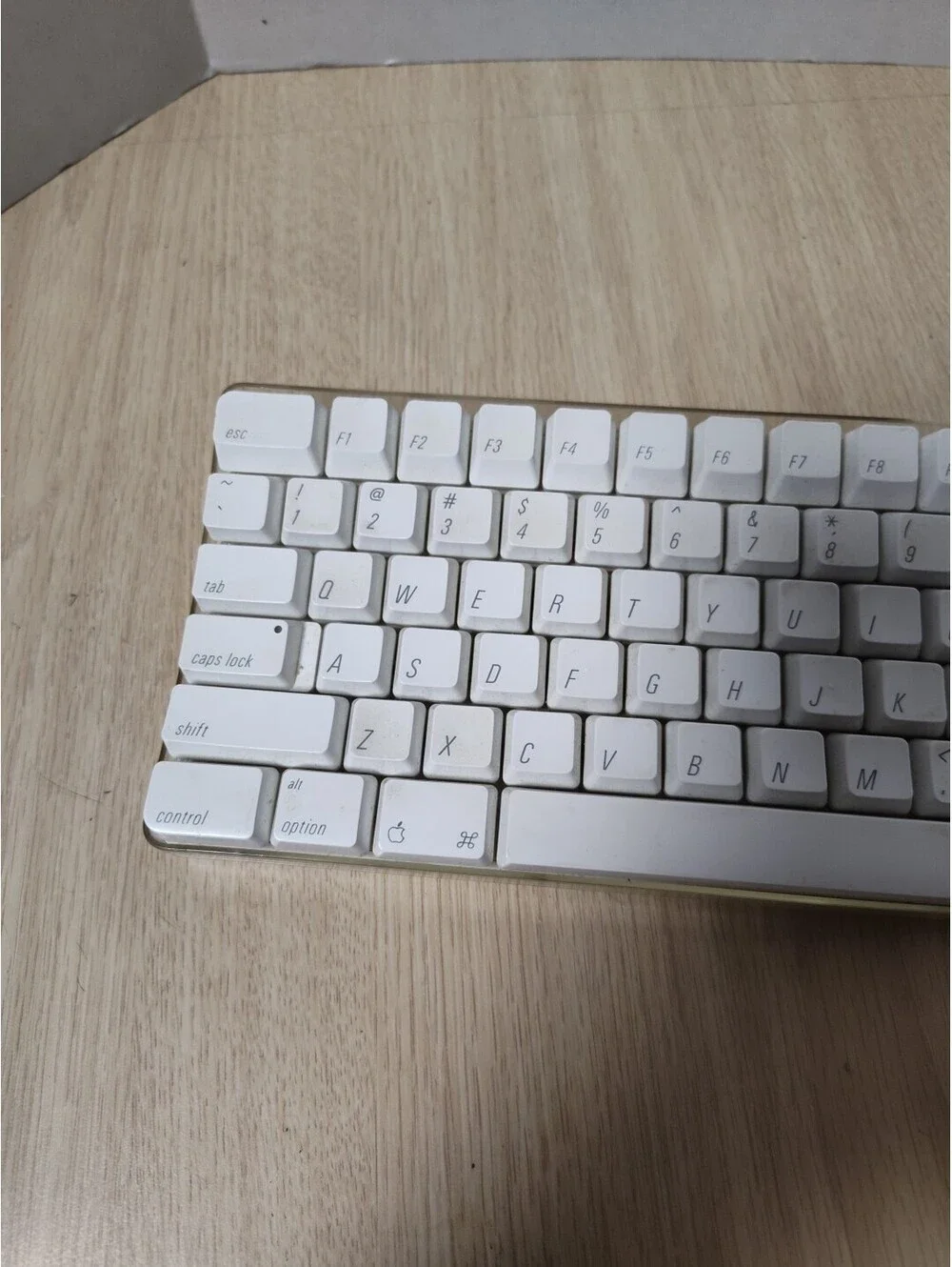Apple A1048 USB Wired Keyboard w/ 2 USB Ports 2003